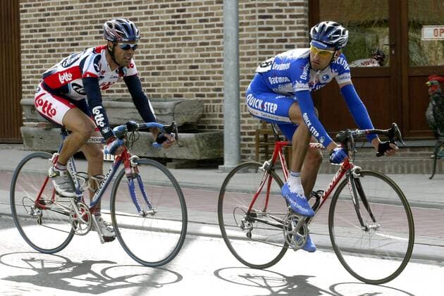 Frank Vandenbroucke (re., Quick Step - Davitamon) vor Peter van Petegem (beide Belgien Lotto - Domo) Radsport Herren 87. Flandernrundfahrt 2003, Radrennsport, Straßenradsport, Straßenradrennsport, Radrennen, Vdig Gruppe Brügge - Meerbeke Flandern-Rundfahrt