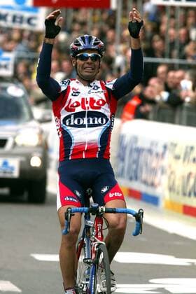 Peter van Petegem (Belgien Lotto - Domo) jubelt im Ziel Radsport Herren 87. Flandernrundfahrt 2003, Radrennsport, Straßenradsport, Straßenradrennsport, Radrennen, Vdig Einzelbild Meerbeke Flandern-Rundfahrt Begeisterung, Freude,