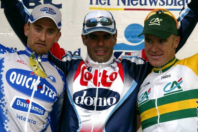 Siegerehrung: Sieger Peter van Petegem (Mitte, Lotto - Domo), Zweiter Frank Vandenbroucke (li., beide Belgien Quick Step - Davitamon) und Dritter Stuart O Grady (Australien Credit Agricole) Radsport Herren 87. Flandernrundfahrt 2003, Radrennsport, Straßenradsport, Straßenradrennsport, Radrennen, Vdig Gruppe Meerbeke Flandern-Rundfahrt Begeisterung, Freude,