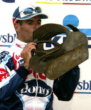Sieger Peter van Petegem (Belgien Lotto - Domo) küßt stolz seinen Pokal Radsport Herren 87. Flandernrundfahrt 2003, Radrennsport, Straßenradsport, Straßenradrennsport, Radrennen, Vdig Einzelbild Meerbeke Flandern-Rundfahrt Freude,