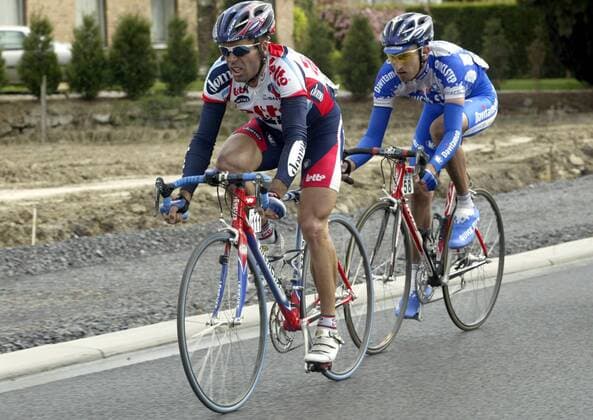 Peter van Petegem (li., Lotto - Domo) vor Frank Vandenbroucke (beide Belgien Quick Step - Davitamon) Radsport Herren 87. Flandernrundfahrt 2003, Radrennsport, Straßenradsport, Straßenradrennsport, Radrennen, Vdig Gruppe Brügge - Meerbeke Flandern-Rundfahrt
