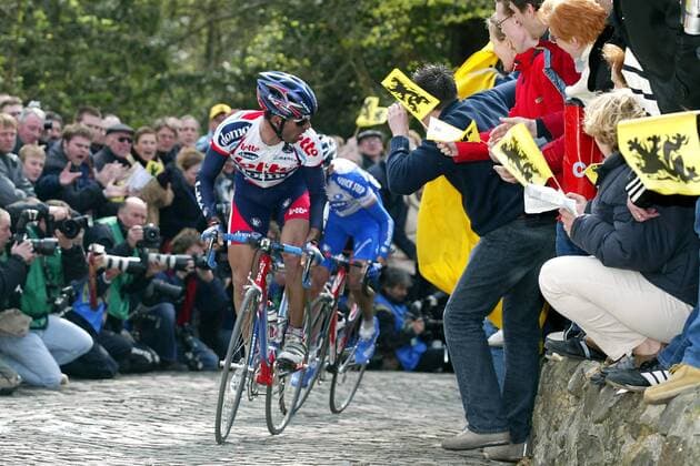 Peter van Petegem (Belgien Lotto - Domo) sucht die Entschiedung an der Mauer von Geraardsbergen Radsport Herren 87. Flandernrundfahrt 2003, Radrennsport, Straßenradsport, Straßenradrennsport, Radrennen, Vdig Gruppe Brügge - Meerbeke Flandern-Rundfahrt