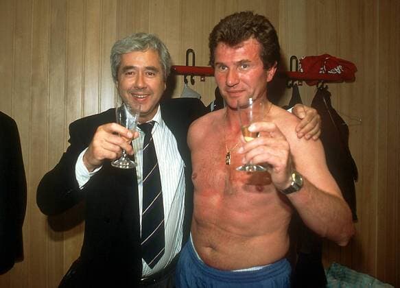 Meisterfeier in der Kabine: Trainer Jupp Heynckes (re.) und Präsident Dr. Fritz Scherer (beide Bayern) trinken ein Gläschen auf die Deutsche Meisterschaft Fußball 1. BL Herren Saison 1988 1989, FC Bayern München, Deutscher Meister, Vneg Gruppe München Freude,