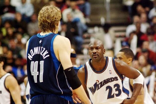 Michael Jordan (Wizards, re.) gegen Dirk Nowitzki (Mavericks) Basketball Herren NBA 2002 2003, Washington Wizards - Dallas Mavericks 101:106, Vdig Gruppe Washington
