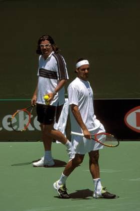 Roger Federer (re., Schweiz) und sein Trainer Peter Lundgren (Schweden) - Training Tennis Herren Australian Open 2003, Grand Slam, ATP-Tour, Hartplatz, Hardcourt, Hartplatztennis, Hartplatzturnier, Gruppe Melbourne
