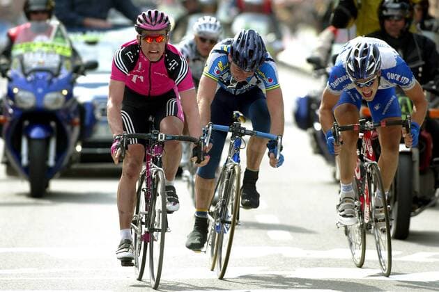 V. li.: Andreas Klier (Deutschland Team Telekom), Henk Vogels (Australien Navigators) Tom Boonen (Belgien Quick Step-Davitamon) - Zielsprint Radsport Herren Gent-Wevelgem 2003, Radrennsport, Radrennsport, Straßenradsport, Straßenradrennsport, Radrennen Gruppe Wevelgem Dynamik, Anstrengung,