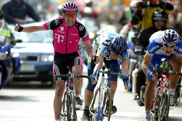 Andreas Klier (Deutschland Team Telekom, li.) - Siegesjubel, daneben Henk Vogels (Australien Navigators, Mitte) und Tom Boonen (Belgien Quick Step-Davitamon) Radsport Herren Gent-Wevelgem 2003, Radrennsport, Radrennsport, Straßenradsport, Straßenradrennsport, Radrennen Gruppe Wevelgem Anstrengung, Dynamik, Freude,