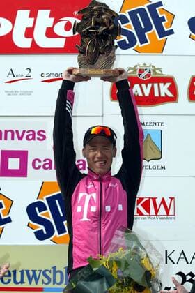 Andreas Klier (Deutschland Team Telekom) präsentiert die Trophäe Radsport Herren Gent-Wevelgem 2003, Radrennsport, Radrennsport, Straßenradsport, Straßenradrennsport, Radrennen Einzelbild Wevelgem Freude,