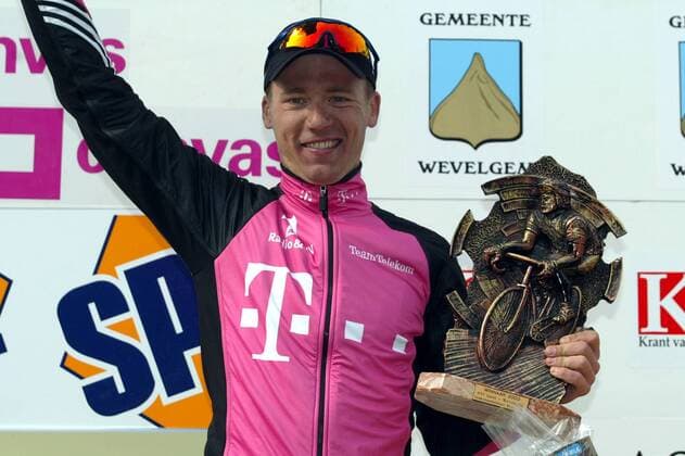 Andreas Klier (Deutschland Team Telekom) präsentiert die Trophäe Radsport Herren Gent-Wevelgem 2003, Radrennsport, Radrennsport, Straßenradsport, Straßenradrennsport, Radrennen Einzelbild Wevelgem Freude,