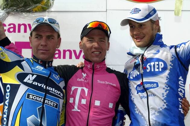 V. li.: Henk Vogels (Australien Navigators), Sieger Andreas Klier (Deutschland Team Telekom) und Tom Boonen (Belgien Quick Step-Davitamon) - Siegerehrung Radsport Herren Gent-Wevelgem 2003, Radrennsport, Radrennsport, Straßenradsport, Straßenradrennsport, Radrennen Gruppe Wevelgem