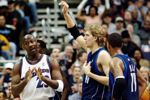 Michael Jordan (li., Washington Wizards) unzufrieden, daneben Dirk Nowitzki (Dallas Mavericks) Basketball Herren NBA 2002 2003, Washington Wizards - Dallas Mavericks 101:106, Vdig Gruppe Washington