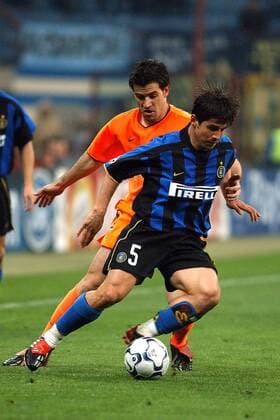 Emre Belözoglu (vorn, Inter) gegen David Albelda (Valencia) Fußball EC 1 Herren Champions League 2002 2003, Internazionale Mailand - Valencia CF 1:0, Vdig Gruppe Mailand Dynamik,