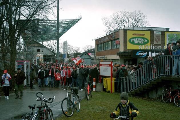 Gedränge im Eingangsbereich des Cottbuser Stadions der Freundschaft Fußball 1. BL Herren Saison 2002 2003, FC Energie Cottbus, Vdig Totale Cottbus