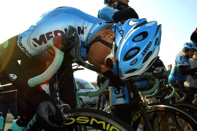 Jan Ullrich (Deutschland Coast) stellt kurz vor Rennbeginn seine Bremse ein Radsport Herren Sarthe-Rundfahrt 2003, Radrennsport, Straßenradsport, Straßenradrennsport, Radrennen, Vdig Einzelbild  