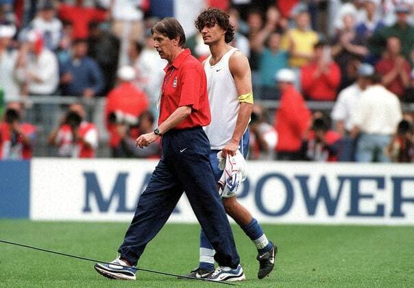 Nationaltrainer Cesare Maldini (vorn) und sein Sohn Paolo (beide Italien) verlassen enttäuscht den Platz Fußball WM Herren Weltmeisterschaft 1998, Nationalmannschaft, Nationalteam, Nationaltrikot, Länderspiel, Viertelfinale Gruppe Paris St. Denis Enttäuschung,