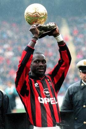 George Weah (Milan) präsentiert den Goldenen Ball für Europas Fußballer des Jahres 1995 Fußball Herren Serie A 1995 1996, 1. Italienische Liga, AC Mailand Einzelbild Mailand