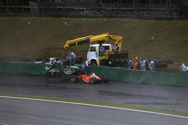 Bergung der Boliden von Antonio Pizzonia (Brasilien Jaguar-Cosworth) und Michael Schumacher (Deutschland Ferrari) Motorsport Grand Prix Herren Großer Preis von Brasilien 2003, Formel 1 Weltmeisterschaft, F1, F, GP, WM, Vdia Totale Interlagos Sao Paulo