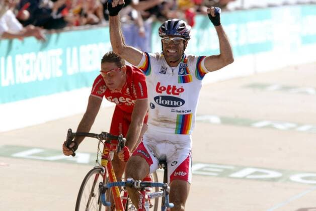 Zieleinfahrt: Sieger Peter van Petegem (vorn, Belgien Lotto - Domo) vor Dario Pieri (Italien Saeco) Radsport Herren 101. Paris - Roubaix 2003, Straßenradsport, Straße, Rad, Vdig Gruppe Paris - Roubaix Begeisterung, Freude,