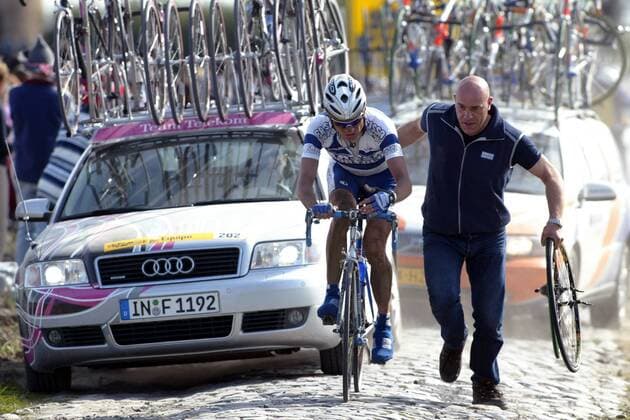 Sergej Ivanov (Rußland Fassa Bortolo) wird nach einem Reifenwechsel von eiem Betreuer angeschoben Radsport Herren 101. Paris - Roubaix 2003, Straßenradsport, Straße, Rad, Vdig Gruppe Mannschaftswagen, Mannschaftsfahrzeug Paris - Roubaix