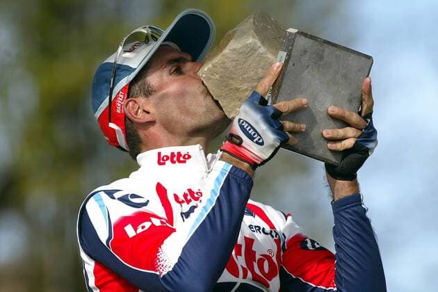 Sieger Peter van Petegem (Belgien Lotto - Domo) küsst stolz den Pokal Radsport Herren 101. Paris - Roubaix 2003, Straßenradsport, Straße, Rad, Vdig Einzelbild Paris - Roubaix Begeisterung, Freude,
