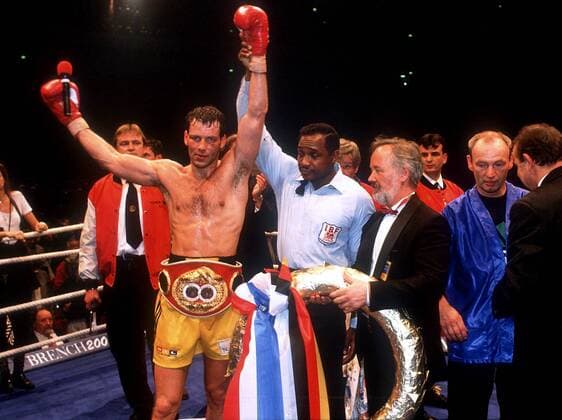 Henry Maske (li., Deutschland) wird vom Ringrichter zum Sieger erklärt Boxen WM Herren IBF-Weltmeisterschaft 1994, Boxsport, Profiboxen, Boxprofi, Boxprofis, Profi, Profis, Vneg Gruppe Dortmund Freude,