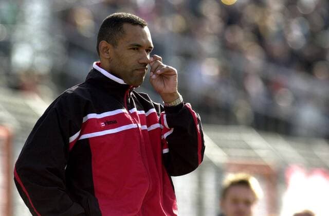 Fußball, Trainerhistorie Westfalia Herne von 1938 bis heute Trainer Jose Morais (DSC) nachdenklich Fußball Herren Regionalliga Nord 2002 2003, 3. Liga, Dresdner SC, Vdig Einzelbild Dresden Nachdenklichkeit,