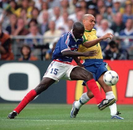 Lilian Thuram (li., Frankreich) gegen Ronaldo (Brasilien) Fußball WM Herren Weltmeisterschaft 1998, Länderspiel, Finale, Endspiel, Nationalmannschaft, Nationalteam Gruppe Paris St. Denis Dynamik, Kampf,