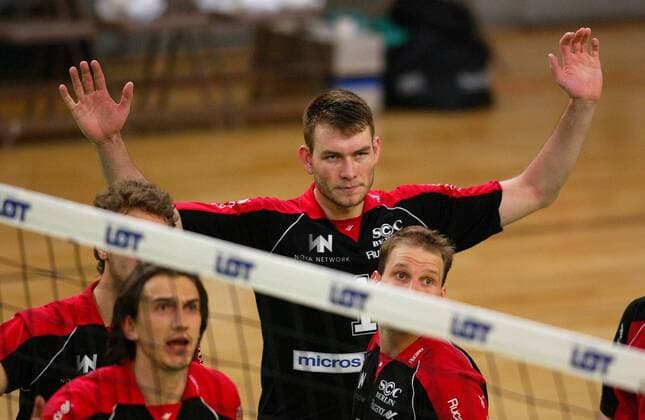 Marko Liefke (SCC Berlin) hebt die Arme Volleyball 1. BL Herren Saison 2002 2003, Finale, Play Off, Play Offs, Playoff, Playoffs Einzelbild Berlin, Endspiel