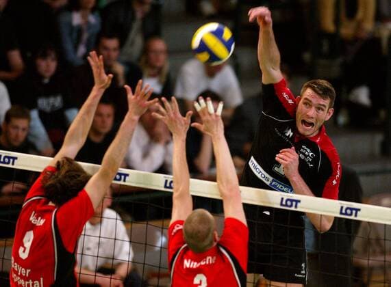 Marko Liefke (re., SCC Berlin) mit einem Schmetterball gegen Nitsche (Mitte) und Vasilev (beide Wuppertal) Volleyball 1. BL Herren Saison 2002 2003, Finale, Play Off, Play Offs, Playoff, Playoffs Gruppe Berlin, Endspiel Dynamik,