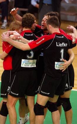 Siegesjubel, v.li.: Frank Dehne, Vincent Lange und Marko Liefke (alle SCC Berlin) Volleyball 1. BL Herren Saison 2002 2003, Finale, Play Off, Play Offs, Playoff, Playoffs Gruppe Berlin, Endspiel Freude, Begeisterung
