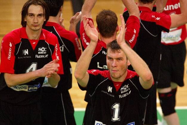 Marko Liefke (vorn re.) und Milorad Kovac (li., beide SCC Berlin) bedanken sich bei den Anhängern Volleyball 1. BL Herren Saison 2002 2003, Finale, Play Off, Play Offs, Playoff, Playoffs Gruppe Berlin, Endspiel Freude,