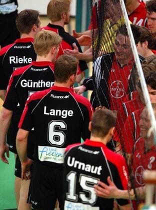 Fair geht vor - die Spieler aus Berlin und Wuppertal geben sich nach dem Spiel am Netz die Hand Volleyball 1. BL Herren Saison 2002 2003, Finale, Play Off, Play Offs, Playoff, Playoffs Gruppe Berlin, Endspiel Harmonie