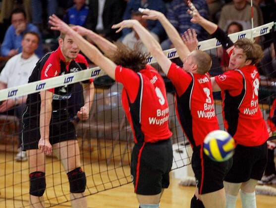 Marko Liefke (li., SCC Berlin) gegen Frank Bachmann (2.v.li.), Markus Nitsche (2.v.re.) und Nikolay Vasilev (alle Wuppertal) Volleyball 1. BL Herren Saison 2002 2003, Finale, Play Off, Play Offs, Playoff, Playoffs Gruppe Vasiliev, Wasiliew, Vasiljev, Wasiljew Berlin, Endspiel Dynamik,