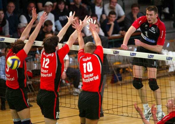 Marko Liefke (re., SCC Berlin) gegen Nikolay Vasilev (li.), Brett Youngberg (2.v.li.) und Sven Glinker (alle Wuppertal) Volleyball 1. BL Herren Saison 2002 2003, Finale, Play Off, Play Offs, Playoff, Playoffs Gruppe Vasiliev, Wasiliew, Vasiljev, Wasiljew, Berlin, Endspiel, Bret Dynamik,