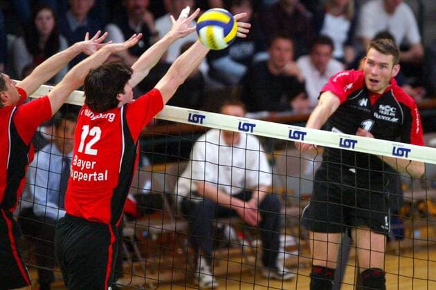 Marko Liefke (re., SCC Berlin) gegen Brett Youngberg (li., Wuppertal) Volleyball 1. BL Herren Saison 2002 2003, Finale, Play Off, Play Offs, Playoff, Playoffs Gruppe Berlin, Endspiel, Bret Dynamik,