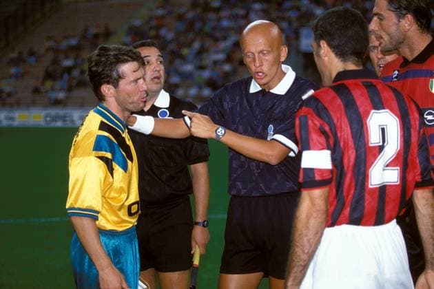 Lothar Matthäus (li., Bayern) bei der Begrüßung mit Schiedsrichter Pierluigi Collina (Mitte) und vorn Mauro Tassotti (2, Milan) Fußball Herren Papins Ablösespiel 1994 1995, AC Mailand - FC Bayern München 1:0, Test, Testspiel, Gruppe Mailand