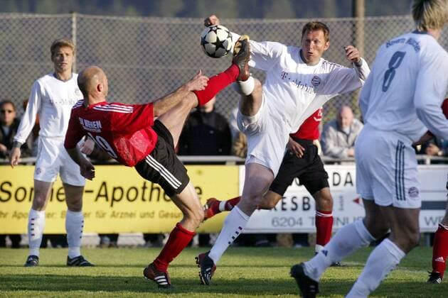 Ralph Hasenhüttl (re., Bayern Amat.) gegen Michael Sauer (Wehen) Fußball Herren Regionalliga Süd 2002 2003, 3. Liga, SV Wehen 1926 - FC Bayern München (A.) 2:0, Amateure, Vdig Gruppe Taunusstein Dynamik, Kampf,