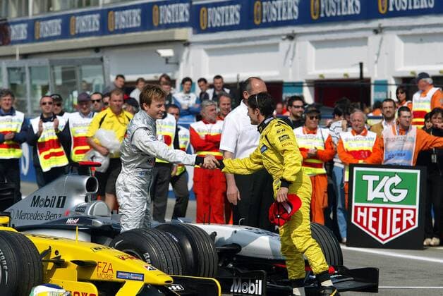 Giancarlo Fisichella (re., Italien Jordan-Cosworth) nimmt die Glückwünsche von Kimi Räikkönen (Finnland McLaren Mercedes) zum Sieg beim Großen Preis von Sao Paulo entgegen, der nachträglich in Imola zum Sieger vor Räikkönen erklärt wurde Motorsport Grand Prix Herren Großer Preis von Brasilien 2003, Formel 1 Weltmeisterschaft, F1, F, GP, WM, Vdig Totale Imola Harmonie,