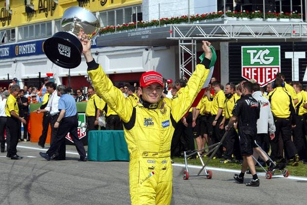 Giancarlo Fisichella (Italien Jordan-Cosworth) mit dem Pokal vom Großen Preis von Sao Paulo, der ihm nachträglich in Imola auf einer improvisierten Siegerehrung zugesprochen wurde Motorsport Grand Prix Herren Großer Preis von Brasilien 2003, Formel 1 Weltmeisterschaft, F1, F, GP, WM, Vdig Einzelbild Imola Freude,