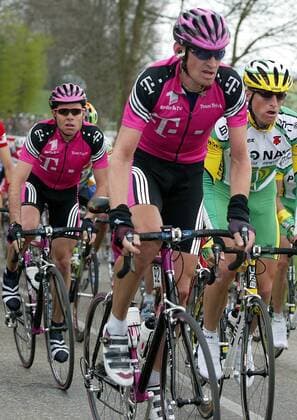Rolf Aldag (Deutschland Telekom, Mitte) vor Martin Elmiger (Schweiz Phonak Hearing Systems, re.) und Cadel Evans (Australien Telekom) Radsport Herren Amstel Gold Race 2003, Straßenradsport Gruppe Niederlande