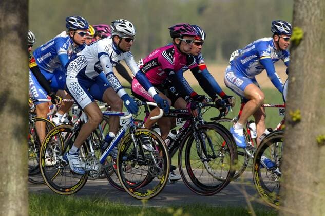 Matthias Kessler (Deutschland Telekom, Mitte) und Ivan Basso (Italien Fassa Bortolo, li.) Radsport Herren Amstel Gold Race 2003, Straßenradsport Gruppe Niederlande