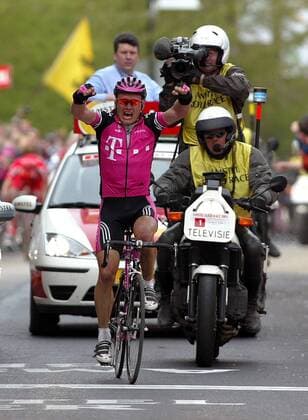 Alexander Vinokourov (Kasachstan Telekom) - Siegesjubel; Zieleinfahrt, Zieldurchfahrt, Ziellinie, Faust, Fäuste, Schrei, schreien, Jubelschrei, Freudenschrei Radsport Herren Amstel Gold Race 2003, Straßenradsport, Saisonhighlight Einzelbild Kameramotorrad, Übertragung, Liveübertragung Berichterstattung, Fernsehen, Ziel Freude, Begeisterung,