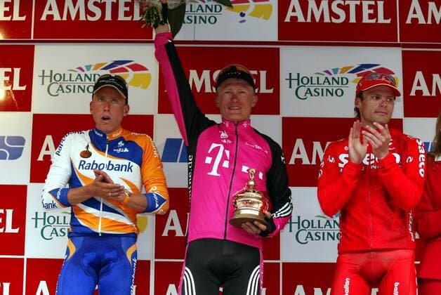 Alexander Vinokourov (Kasachstan Telekom, Mitte), Michael Boogerd (Niederlande Rabobank, li.) und Danilo di Luca (Italien Saeco) - Siegerehrung Radsport Herren Amstel Gold Race 2003, Straßenradsport Gruppe Niederlande Freude,