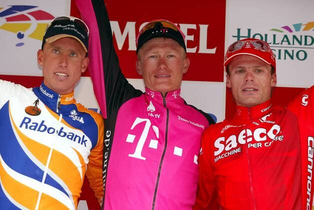 Alexander Vinokourov (Kasachstan Telekom, Mitte), Michael Boogerd (Niederlande Rabobank, li.) und Danilo di Luca (Italien Saeco) Radsport Herren Amstel Gold Race 2003, Straßenradsport Gruppe Niederlande Freude,