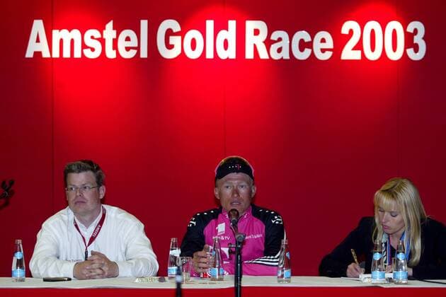 Alexander Vinokourov (Kasachstan Telekom, Mitte) - Pressekonferenz als Sieger des Amstel Gold Race 2003 Radsport Herren Amstel Gold Race 2003, Straßenradsport Gruppe Niederlande