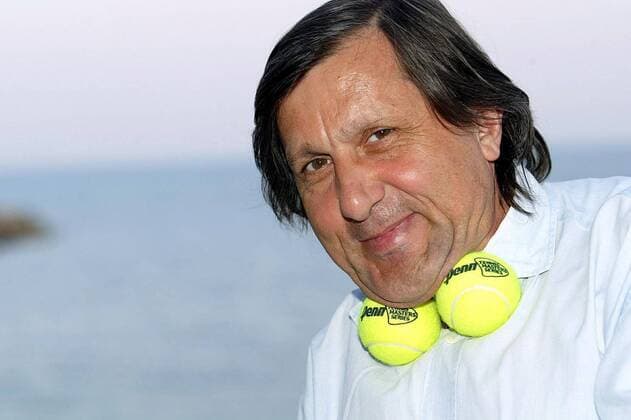 Der ehemalige Tennisspieler Ilie Nastase (Rumänien) kommt nicht von den Tennisbällen los Tennis Herren Monte Carlo Open 2003, ATP-Tour, Grand Slam Porträt Monte Carlo  