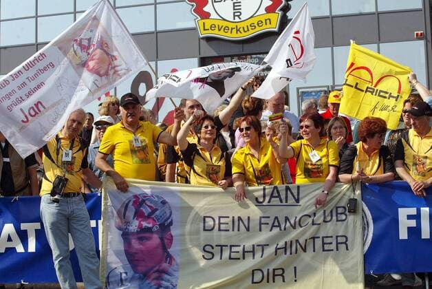 Jan Ullrich Fans haben sich mit einem Transparent Jan - Dein Fanclub steht hinter Dir vor dem Fanshop von Bayer Leverkusen postiert - ob das ein gutes Omen ist? Radsport Herren 88. Rund um Köln 2003, Straßenradsport, Rad, Straße, Vdig Totale Leverkusen