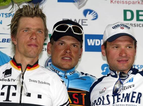 Jan Ullrich (Deutschland Coast, Mitte), Danilo Hondo (Deutschland Telekom, li.) und Peter Wrolich (Österreich Gerolsteiner) - Siegerehrung Radsport Herren 88. Rund um Köln 2003, Straßenradsport, Rad, Straße Gruppe