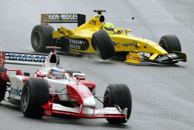 Ralph Firman (re., England Jordan-Cosworth) fliegt nach der Kollision mit Olivier Panis (Frankreich Toyota) sein rechtes Vorderrad weg Motorsport Grand Prix Herren Großer Preis von Brasilien 2003, Formel 1 Weltmeisterschaft, F1, F, GP, WM, Gruppe Sao Paulo Interlagos Dynamik,