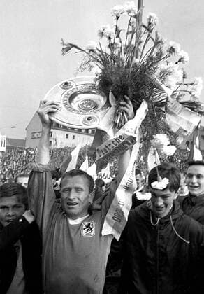Zeljko Perusic (1860) hält die Meisterschale in den Händen Fußball 1. BL Herren Saison 1965 1966, TSV 1860 München Einzelbild München Begeisterung, Freude,